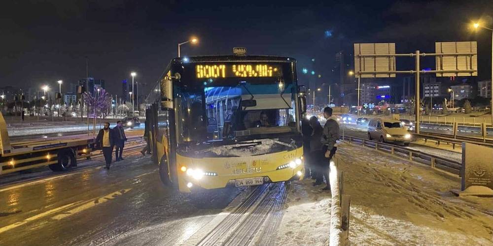 Kar lastiği olmayan İETT otobüsü 500T yolda kaldı