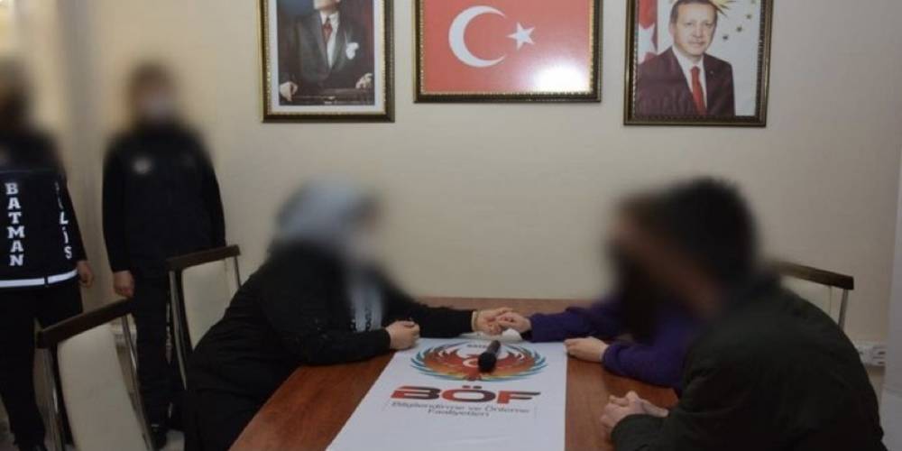 Terör örgütü PKK'dan kaçıp teslim olan 2 örgüt mensubu, aileleriyle buluştu