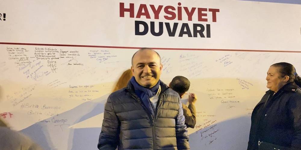 İstanbul’da çalışan otobüs yok! CHP’li isim haysiyet duvarının önünde poz verdi!