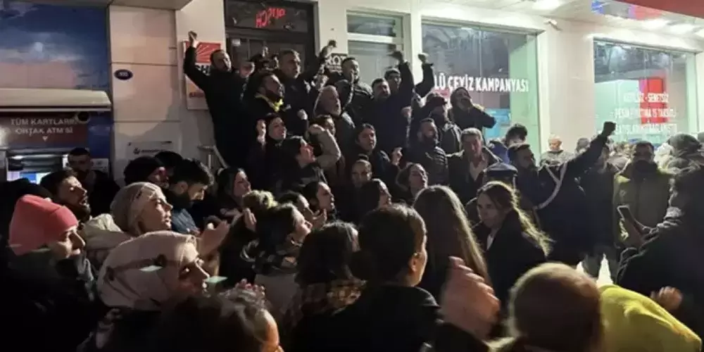 CHP'de İzmir krizi: Partililer açıklanan adayları protesto etti