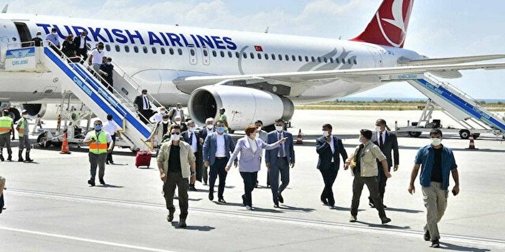 Uçuşlarında özel jet kullanan Meral Akşener tepkilerin ardından tarifeli uçakta poz verdi