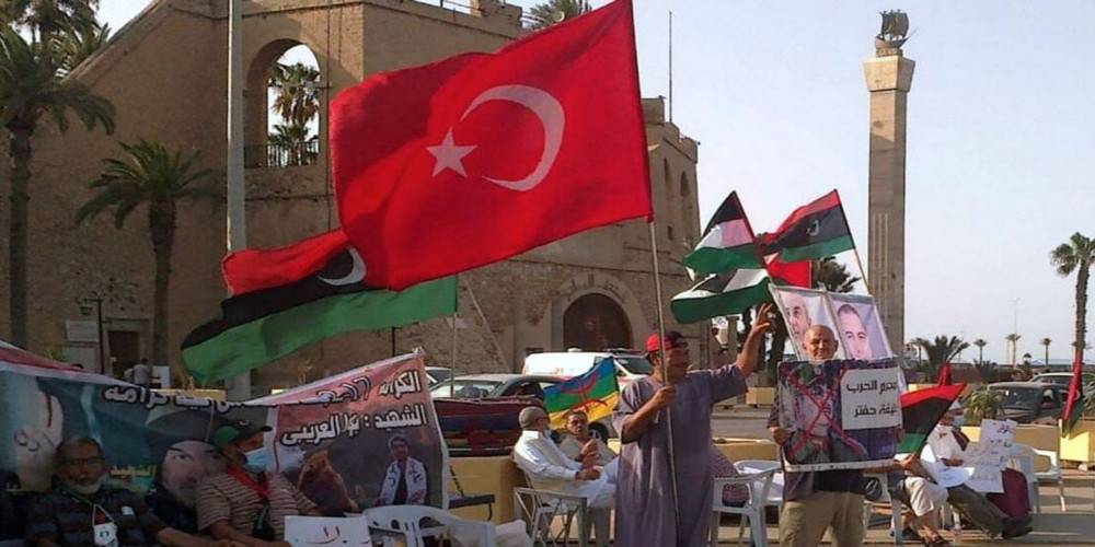 Trablus'un kalbinde Türk bayrakları açtılar! Hafter protesto edildi!