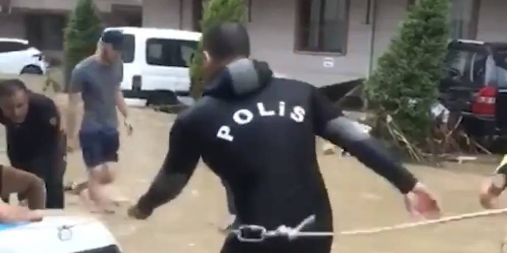 Artvin'deki sel felaketinde polisler vatandaşın yardımına koştu