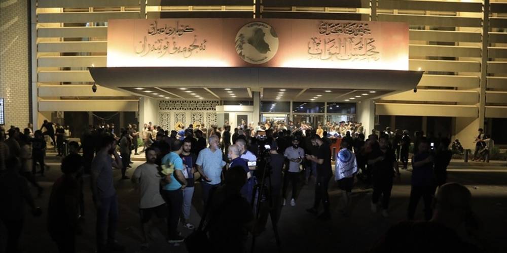 Sadr yanlılarının eylemleri nedeniyle Irak Meclisi'nde oturumlar askıya alındı