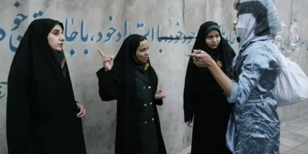 İran'da zorunlu başörtüsü ihlaline karşı görev yapan "ahlak polisi" artık sadece uyaracak
