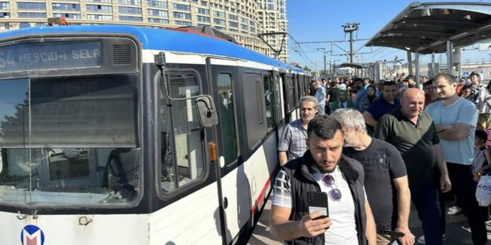 Bayramın son gününde İstanbulluların çilesi! Otobüslerden sonra tramvay da bozuldu