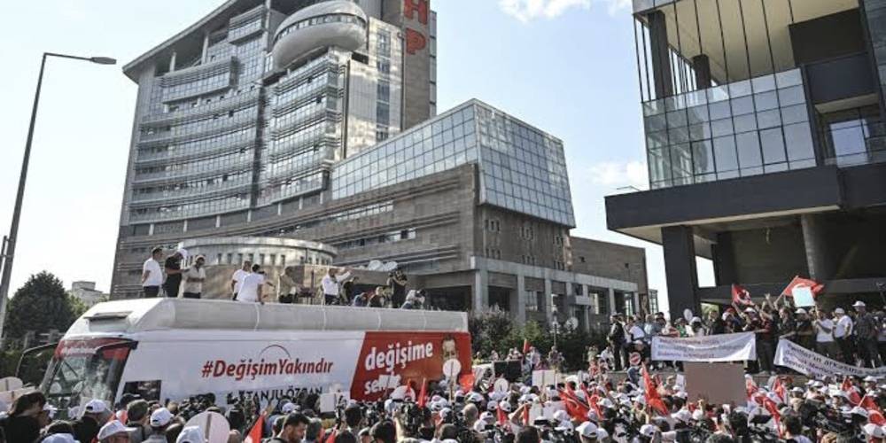 Tanju Özcan'ın değişim yürüyüşünde son gün! CHP Genel Merkezi önünde istifa sesleri
