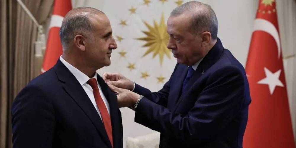 İYİ Parti'den AK Parti'ye geçen Kaya'ya rozetini Cumhurbaşkanı Erdoğan taktı