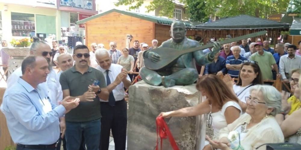 CHP'li Ardanuç Belediyesi, yaptırdığı Aşık Efkarı heykelini törenle açtı