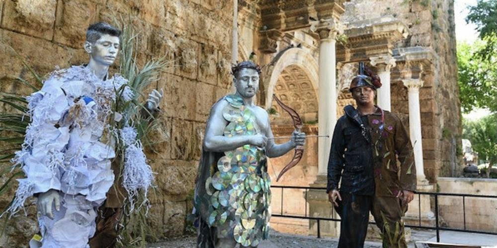 Muratpaşa Belediyesinden canlı heykellerle çevreye duyarlılık çağrısı
