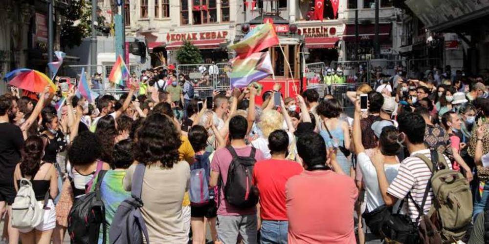 Beyoğlu'nda toplanan LGBT'lilerden 'Kürdistan' provokasyonu