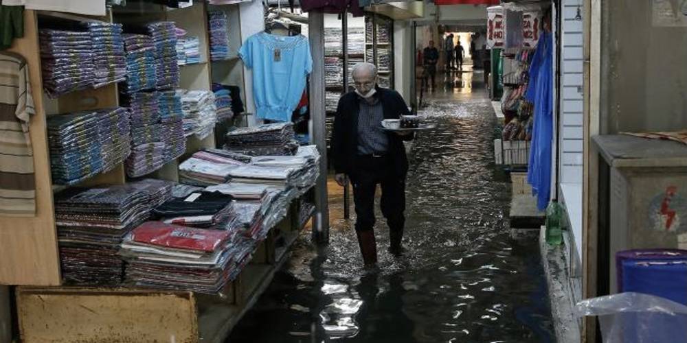 Yine, yeniden… İzmir'de etkili olan sağanak su baskınlarına neden oldu