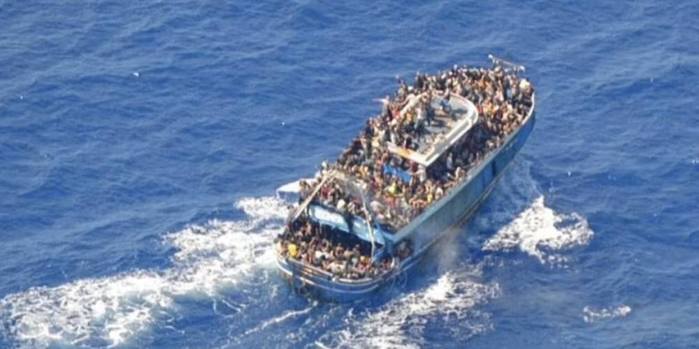700 kişilik tekneyi iterek batırdılar: Avrupa'da Yunan vahşetine Yunanlılar bile isyan ediyor