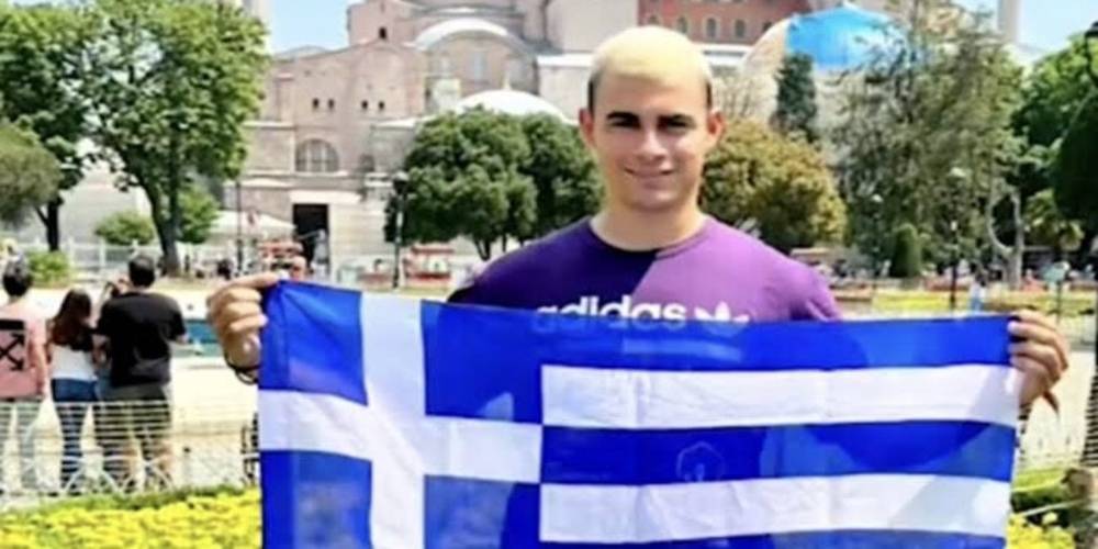Ayasofya'nın önünde Yunan bayrağı açtı: Bir gün gerçek sahibine dönecek