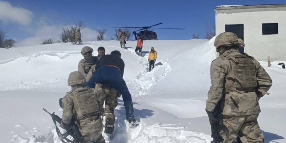 Bingöl'de jandarma kanser hastasını helikoptere kadar sırtında taşıdı