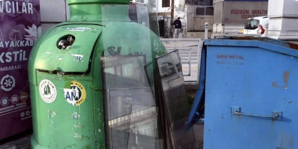 Avcılar Belediyesi’nin rezilliği aylar sonra son buldu! “Cam atık kutuları” 2 ay sonra boşaltıldı