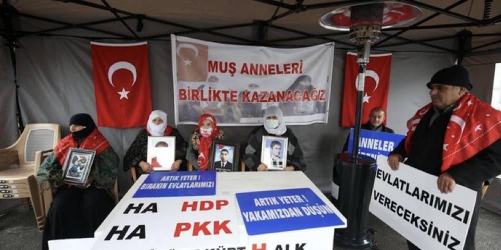Son dakika… Muş'ta çocukları PKK'lı teröristlerce kaçırılan aileler HDP önündeki eylemini sürdürdü…