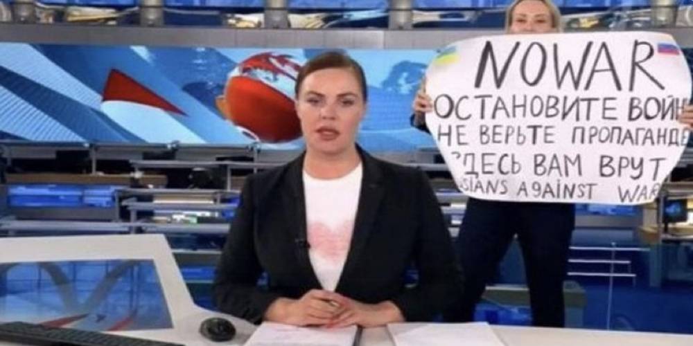 Canlı yayında "savaşa hayır" pankartı açan Rus gazeteciden Macron'un sığınma teklifine ret