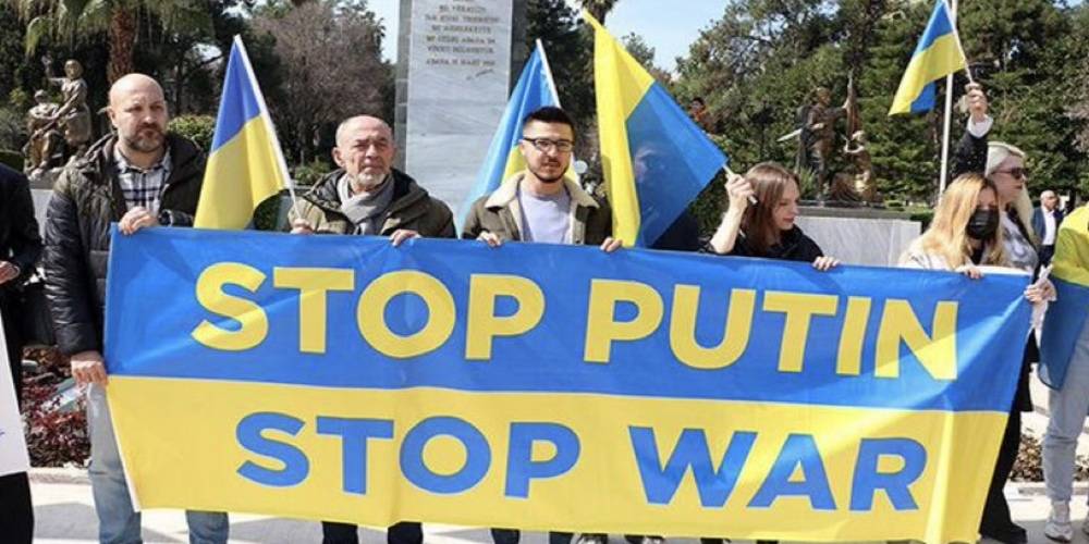 Adana’da yaşayan Ukraynalılar, ülkelerine savaş açan Rusya’yı protesto etti