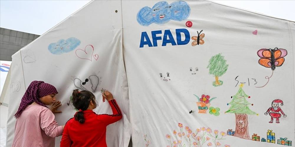 Hataylı afetzede çocuklar, kaldıkları çadır kenti resimleriyle renklendiriyor