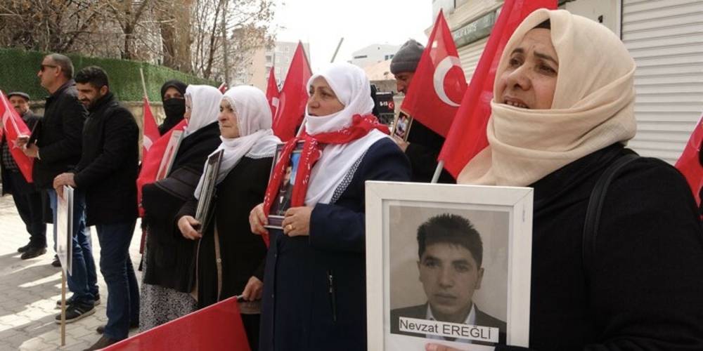 Van'da nöbet tutan anne: PKK'nın kaçırdığı evladımı artık CHP'den isteyeceğiz