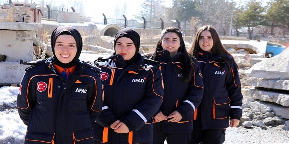 AFAD'ın kadın kahramanları, ilk görevlerinde depremzedelere nefes oldu