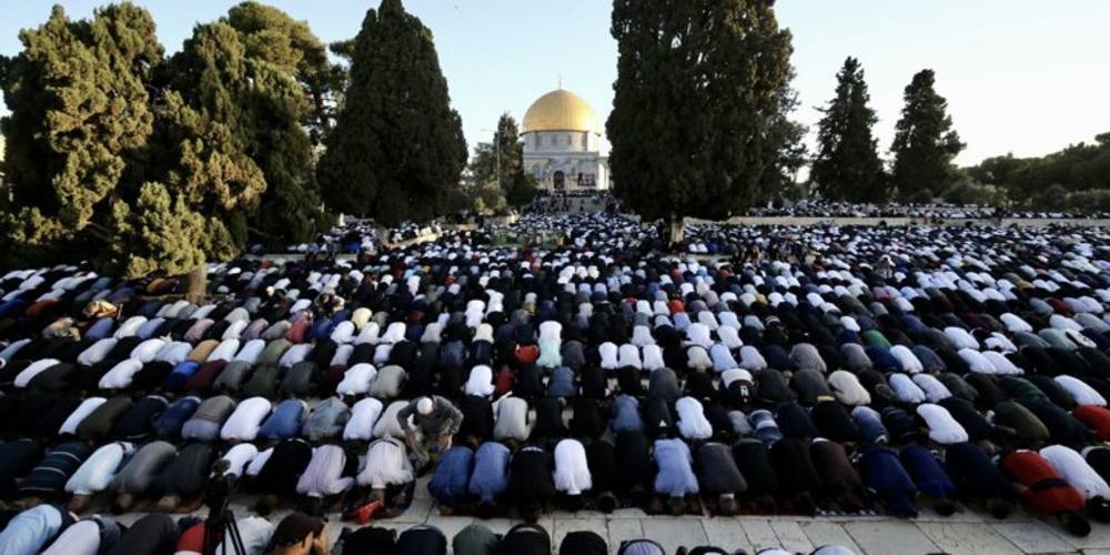 Filistinliler Ramazan Bayramı namazını Mescid-i Aksa'da kıldı
