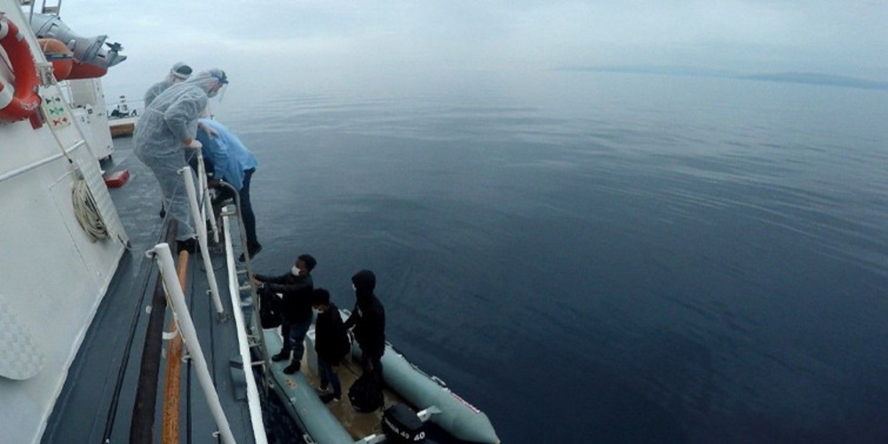 Yunanistan tarafından Türk sularına itilen 8 düzensiz göçmen Sahil Güvenlik Komutanlığınca kurtarıldı