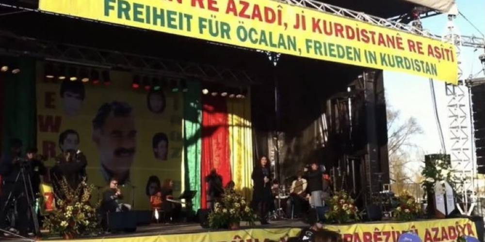Terörist başının posteri önünde konser veren Aynur Doğan'a İBB sahip çıktı