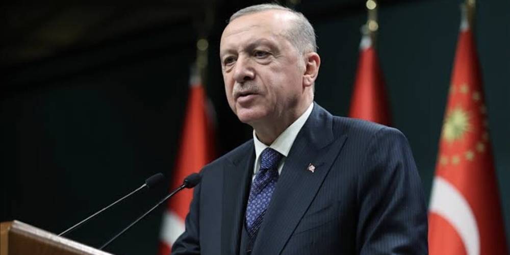 Cumhurbaşkanı Erdoğan: "Kamu görevlilerimize demokratik hukuk devleti sınırları dışında söz söyleyen herkes, bu devletin de bu milletin de düşmanıdır."