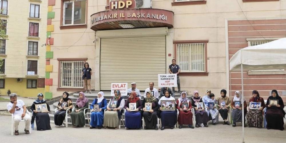 HDP önünde evlat nöbeti tutan ailelerin, 5'inci buruk bayramı