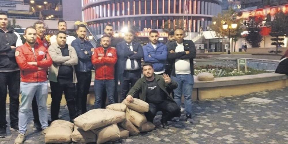 Seçim zaferi sonrası belediyenin önüne bıraktılar: Sözünü tut Tanju Özcan