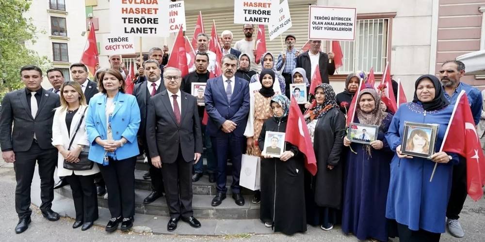 Milli Eğitim Bakanı Yusuf Tekin, Diyarbakır annelerini ziyaret etti