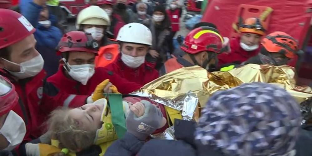 İzmir depreminde 65'inci saatte mucize: 3 yaşındaki Elif enkazdan canlı olarak kurtarıldı