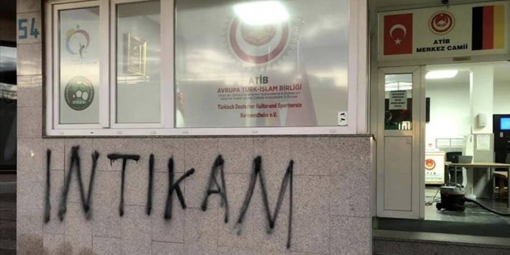 Avrupa'da İslamofobi | Almanya'da caminin duvarına 'intikam' yazıldı