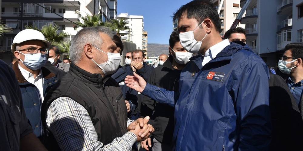 Çevre ve Şehircilik Bakanı Murat Kurum, İzmir'de çadır kentte kalan depremzedeleri ziyaret etti