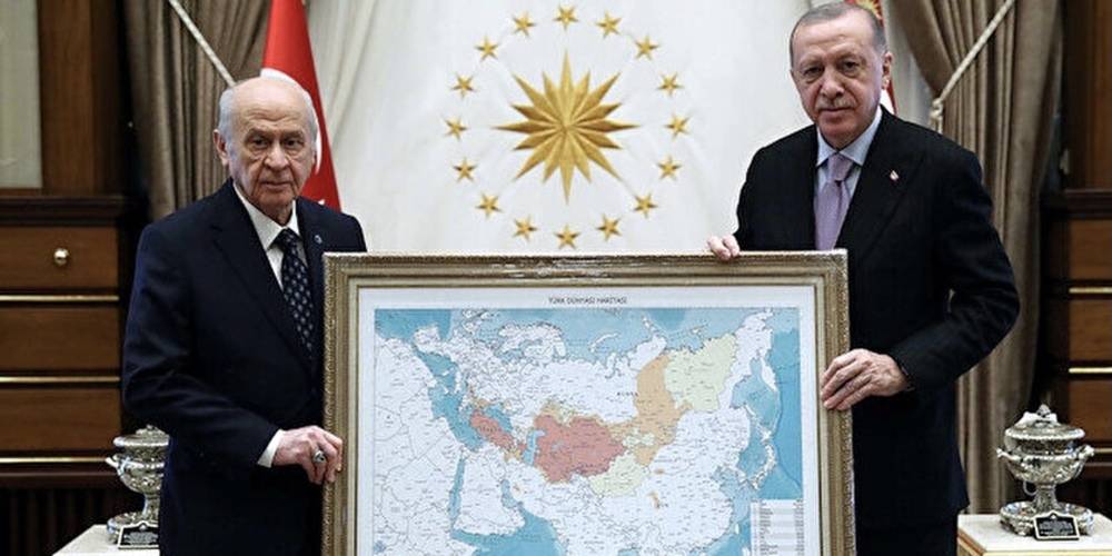 Cumhurbaşkanı Erdoğan ile MHP Genel Başkanı Bahçeli Türk Dünyası Haritası ile birlikte poz verdi