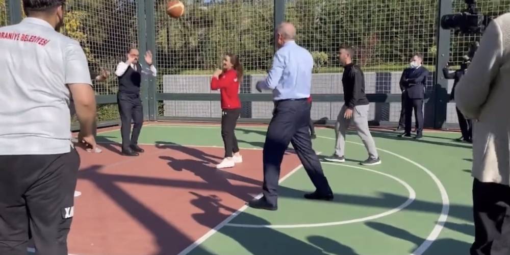 Cumhurbaşkanı Erdoğan Ümraniye'de gençlerle basketbol oynadı
