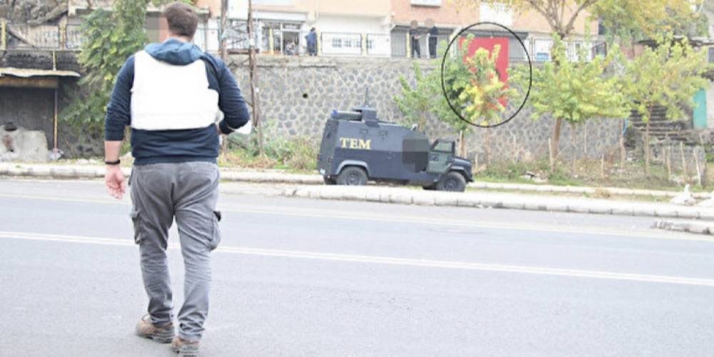 Diyarbakır'da istinat duvarına asılan PKK paçavrası polis ekiplerince indirildi. Polis, şüphelileri yakalamak için operasyon başlattı