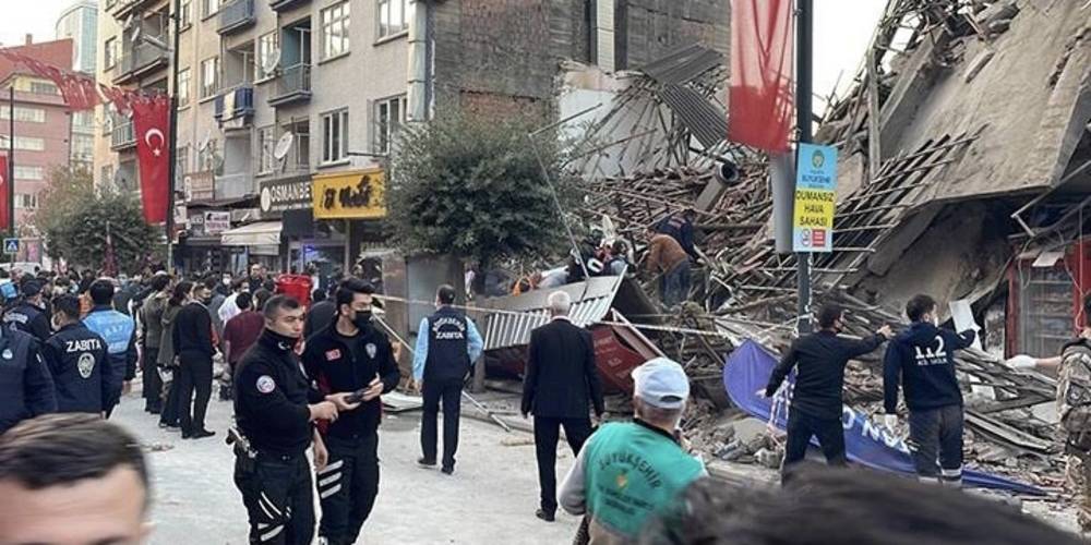 Malatya’da 2 katlı bina çöktü AFAD: göçük altından 9 kişi çıkarıldı