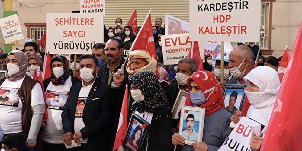 Diyarbakır anneleri PKK'ya tepki yürüyüşü düzenledi: Pervin Buldan'ın kızı Avrupa'da geziyor, benim kızım dağda
