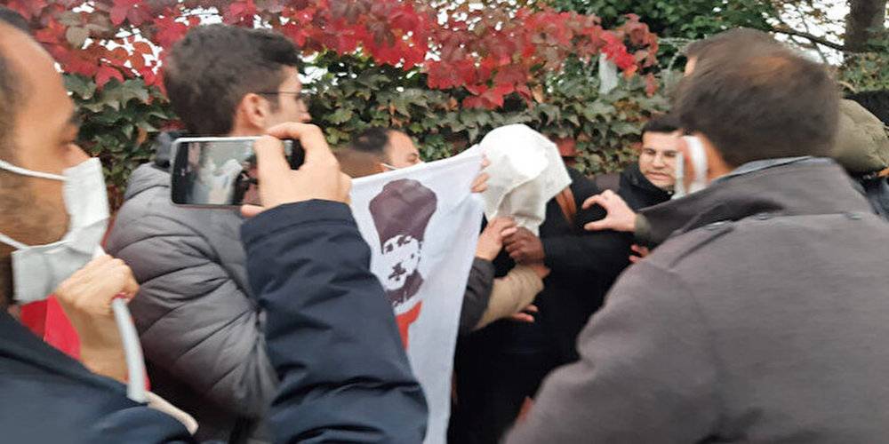 Türkiye Gençlik Birliği, İstanbul Sarayburnu'nda ABD askerinin başına çuval geçirdi