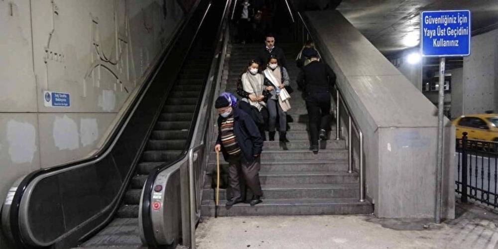 Taksim metrosunda yürümeyen merdiven çilesi