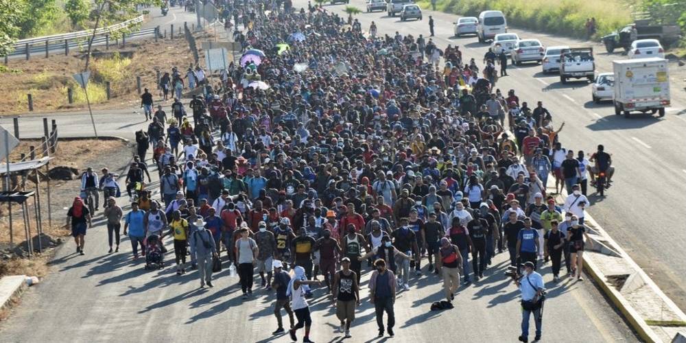 Meksika'nın Guatemala sınırından yola çıkan yaklaşık 3 bin kişilik yeni göçmen kafilesi, ABD sınırına ulaşmak için yürüyüşe başladı