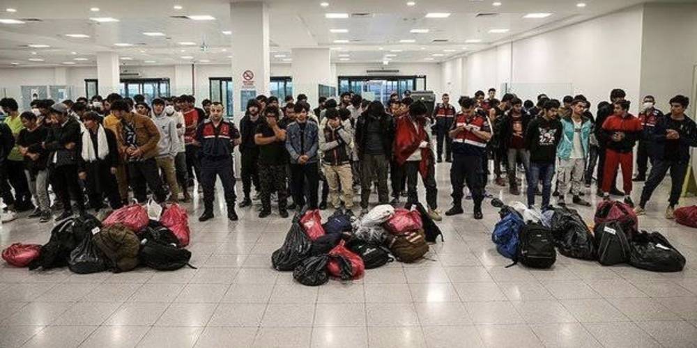 Düzensiz göç ile mücadeleye yönelik huzur uygulaması: 37 organizatör gözaltına alındı, 1.353 düzensiz göçmen yakalandı