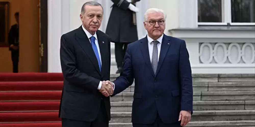 Bellevue Sarayı'nda kritik görüşme: Almanya Cumhurbaşkanı Steinmeier Cumhurbaşkanı Erdoğan'ı kapıda karşıladı