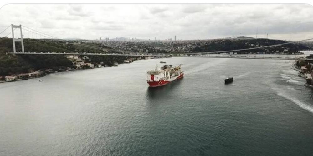 Yavuz sondaj gemisi petrol ve doğalgaz arama çalışmalarına katılmak üzere İstanbul Boğazı'ndan geçerek Karadeniz'e açıldı