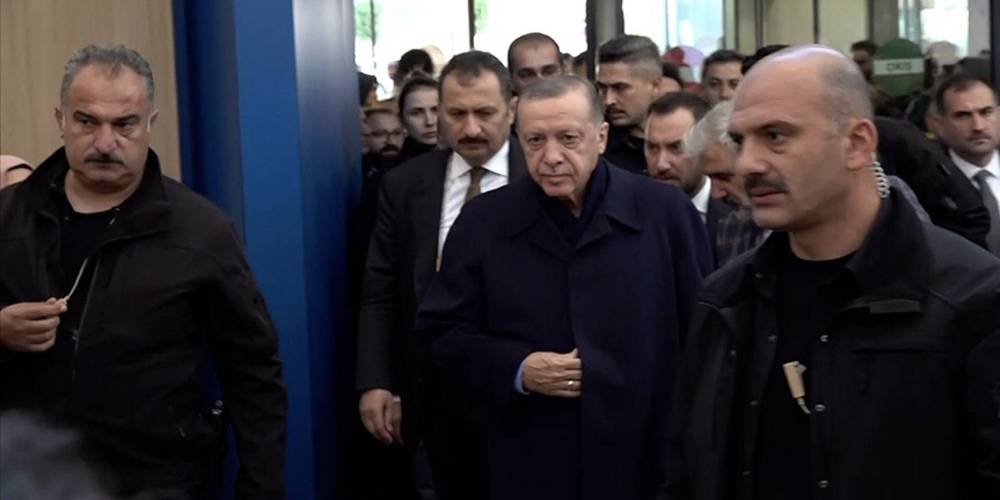 Cumhurbaşkanı Erdoğan Çam ve Sakura Hastanesi'nde maden kazasında yaralananları ziyaret etti