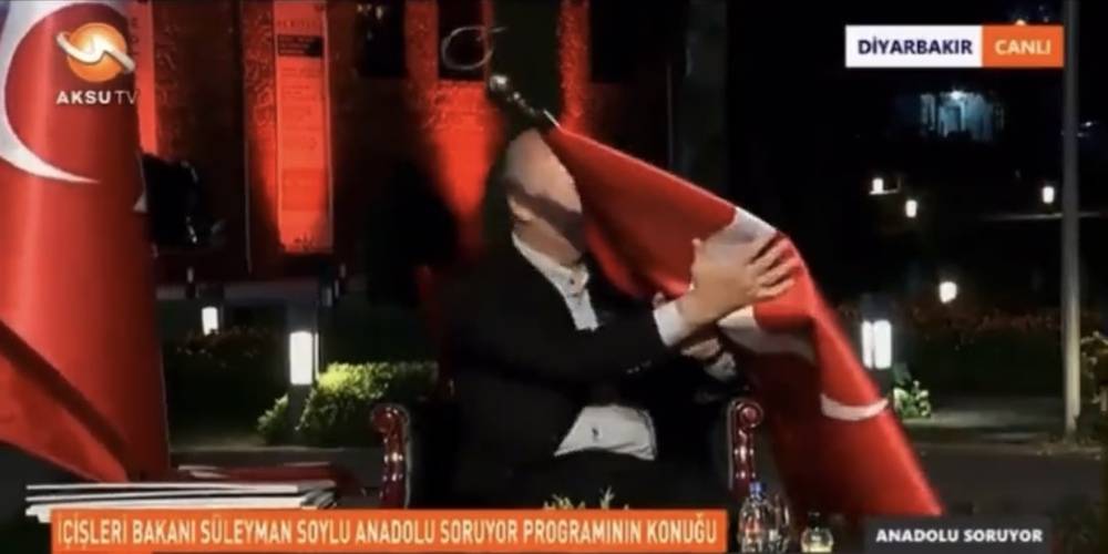 İçişleri Bakanı Soylu, Türk bayrağını yere düşmekten kurtardı