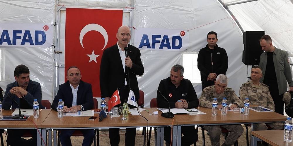 İçişleri Bakanı Soylu, Ardahan'da depremden etkilenen köylerde inceleme yaptı